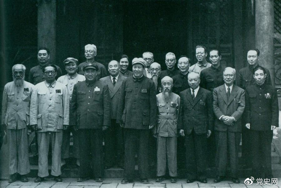 1949年7月5日，新政治協商會(huì)議(yì)籌備會(huì)常務委員合影。