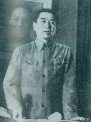 1949年7月6日，周恩來(lái)出席中華全國文(wén)學藝術工(gōng)作(zuò)者代表大(dà)會(huì)。圖爲周恩來(lái)在會(huì)上(shàng)作(zuò)政治報(bào)告。