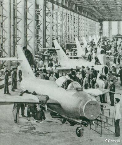 　　1956年7月19日，國産第一架噴氣式戰鬥機在沈陽首次試飛(fēi)成功，标志着中國具備了(le)獨立研制空(kōng)軍武器裝備的能(néng)力。圖爲國産第一批噴氣式飛(fēi)機即将出廠(chǎng)。