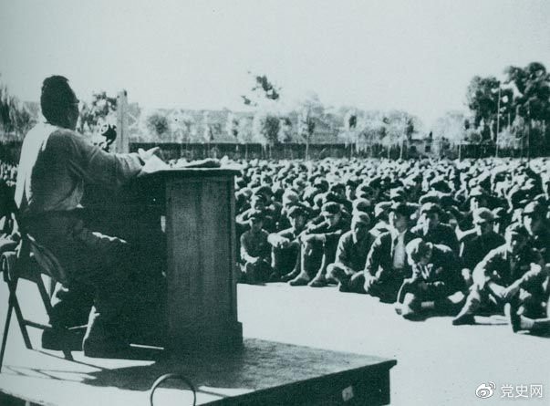 1949年7月，朱德在北平給第四野戰軍南下(xià)工(gōng)作(zuò)團講話(huà)。