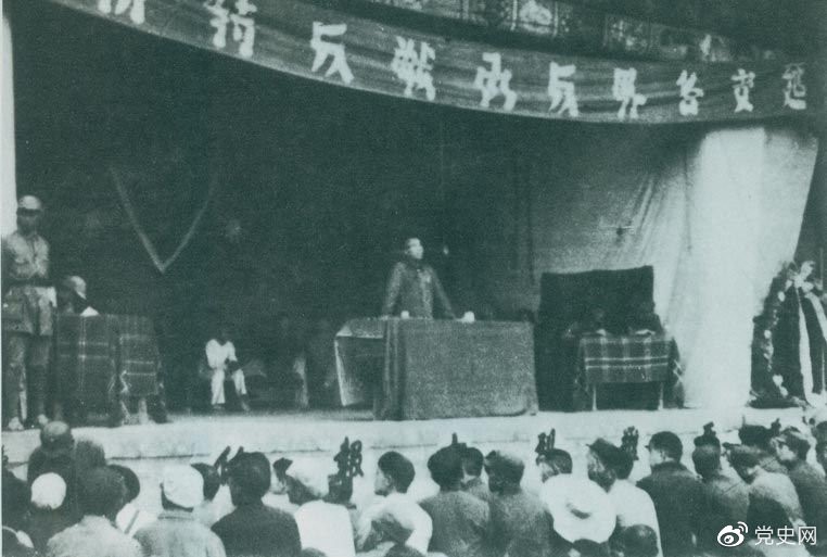 　　1946年7月26日，朱德在延安各界反對(duì)内戰動員大(dà)會(huì)上(shàng)發表講話(huà)，号召全國人民團結起來(lái)，打退國民黨軍對(duì)解放(fàng)區(qū)的進攻。