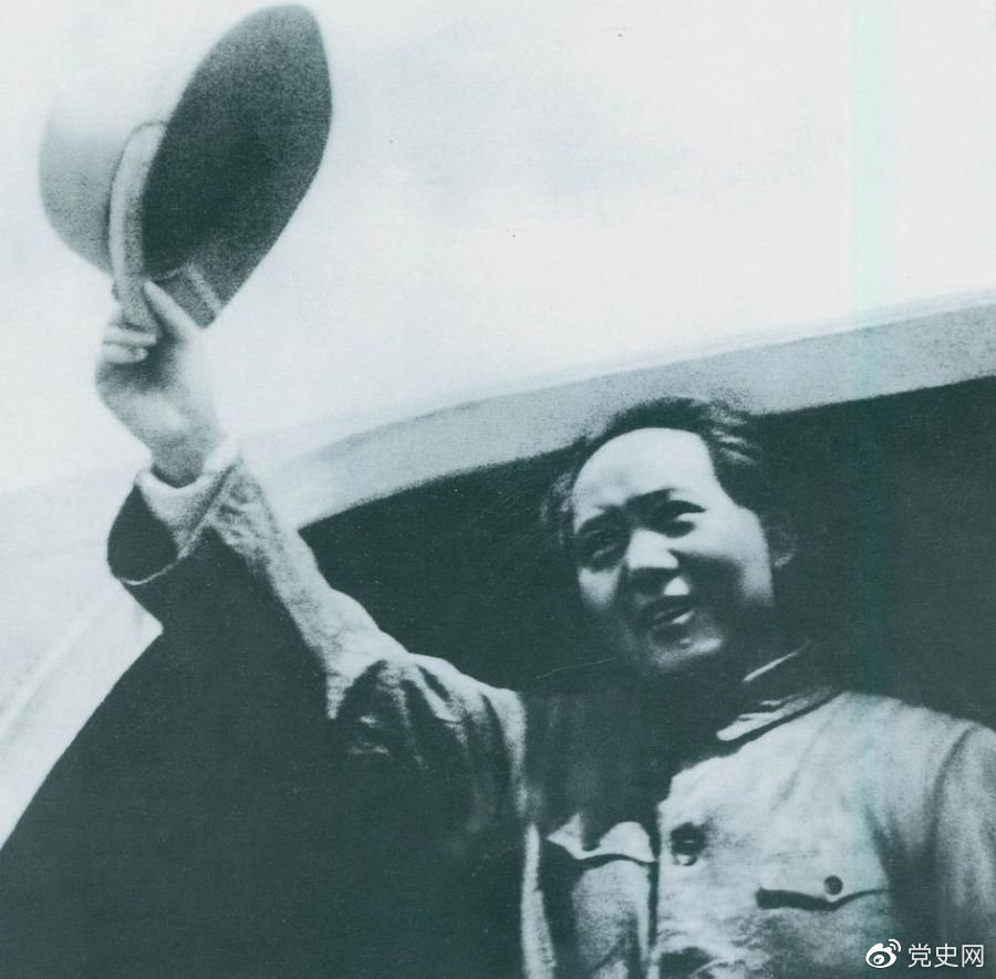 1945年8月28日，毛澤東飛(fēi)赴重慶時(shí)，向前來(lái)歡送的延安軍民揮手告别。