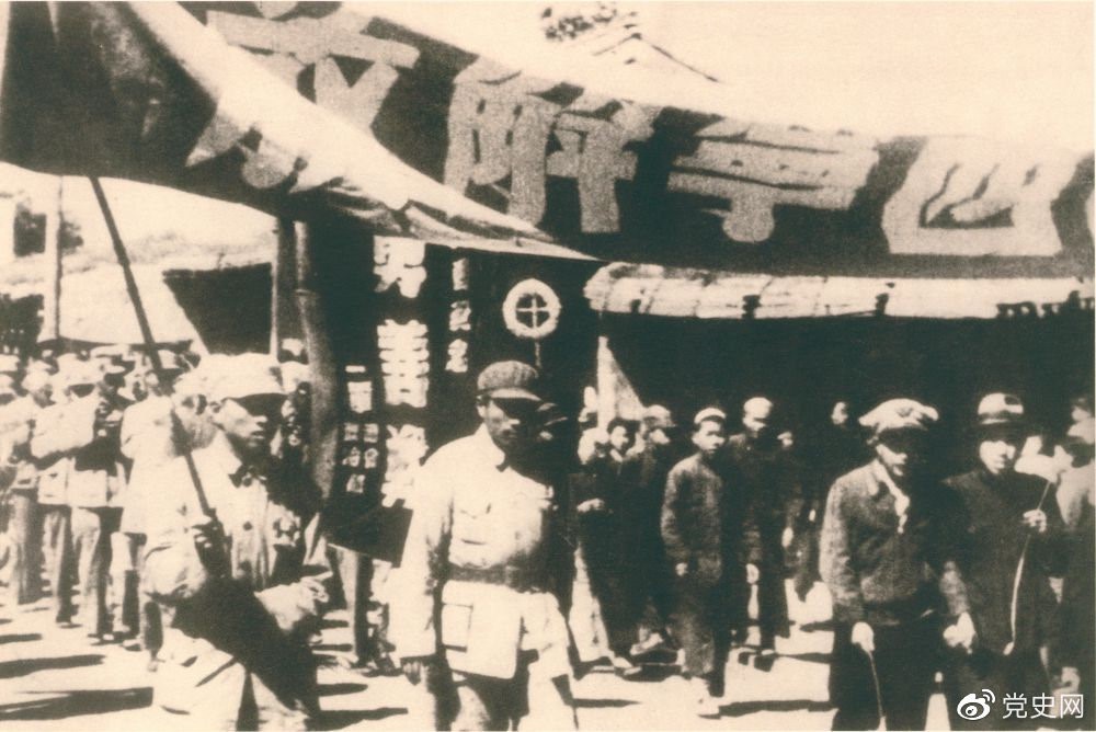 1949年9月，青海西甯解放(fàng)。圖爲人民解放(fàng)軍列隊進入西甯城(chéng)區(qū)。