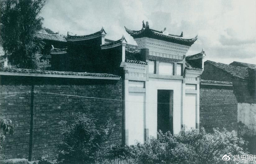 1927年10月3日，毛澤東率領湘贛邊界秋收起義部隊到(dào)達江西甯岡縣古城(chéng)，主持召開(kāi)前委擴大(dà)會(huì)議(yì)，讨論在井岡山建立革命根據地的問題。圖爲會(huì)議(yì)舊址。