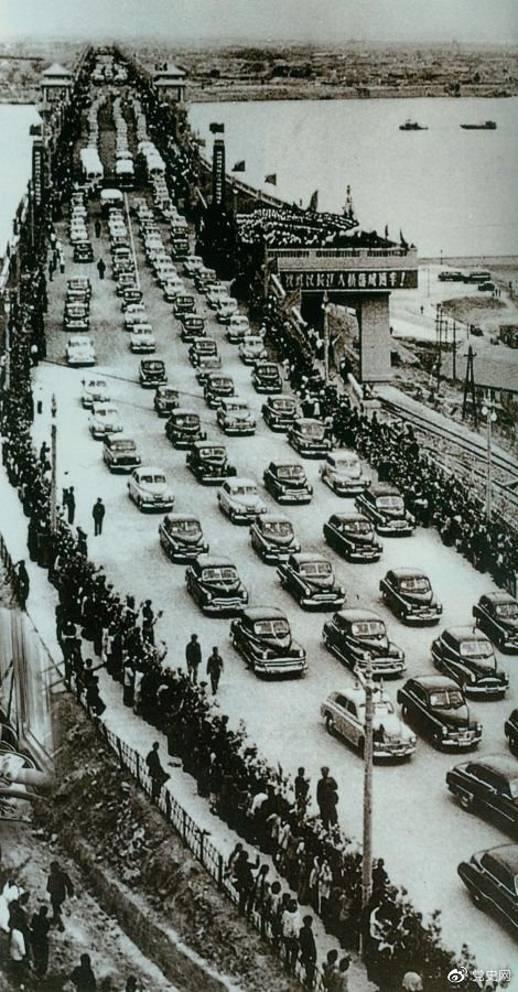 1957年10月15日，武漢長江大(dà)橋舉行通車典禮。這(zhè)是中國在長江上(shàng)修建的第一座鐵(tiě)路、公路兩用(yòng)橋梁。圖爲通車典禮。