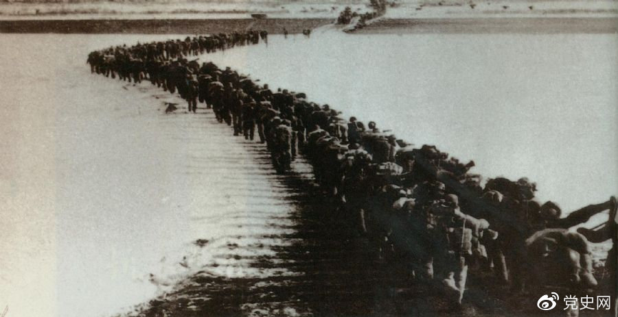 1950年10月19日，中國人民志願軍首批部隊跨過鴨綠江，與朝鮮人民軍共同抗擊美(měi)國侵略者，開(kāi)始了(le)偉大(dà)的抗美(měi)援朝戰争。