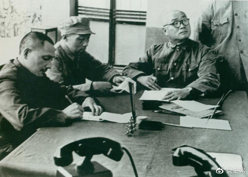 1949年11月1日起，人民解放(fàng)軍向西南進軍。圖爲鄧小(xiǎo)平與劉伯承、張際春等研究進軍西南問題。