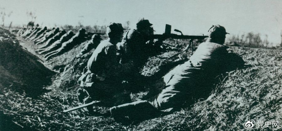 1948年11月23日至12月15日，淮海戰役第二階段，中原野戰軍在華東野戰軍配合下(xià)，全殲國民黨軍第12兵團——黃維兵團。圖爲主攻部隊一部在前沿陣地上(shàng)。