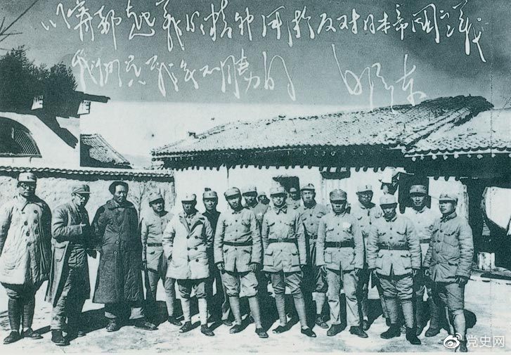 1931年12月14日，國民黨第二十六路軍在趙博生、董振堂、季振同、黃中嶽率領下(xià)，于江西甯都起義，加入工(gōng)農(nóng)紅(hóng)軍，編爲紅(hóng)軍第五軍團。圖爲1937年毛澤東、王稼祥、蕭勁光與甯都起義的參加者在延安合影。